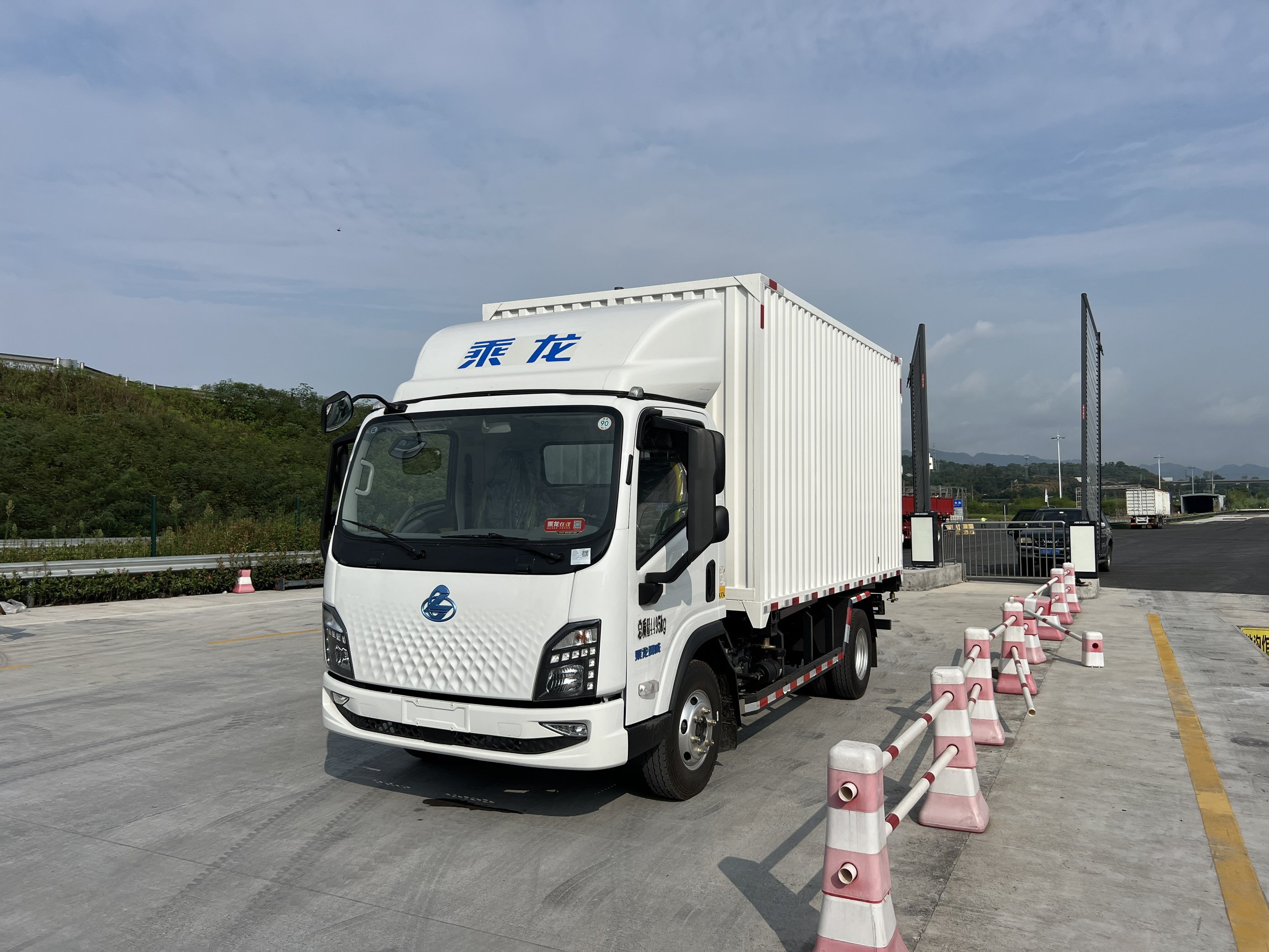 乘龍牌LZ5048ZKXL2AZBEV01純電動(dòng)車廂可卸式汽車公告圖片
