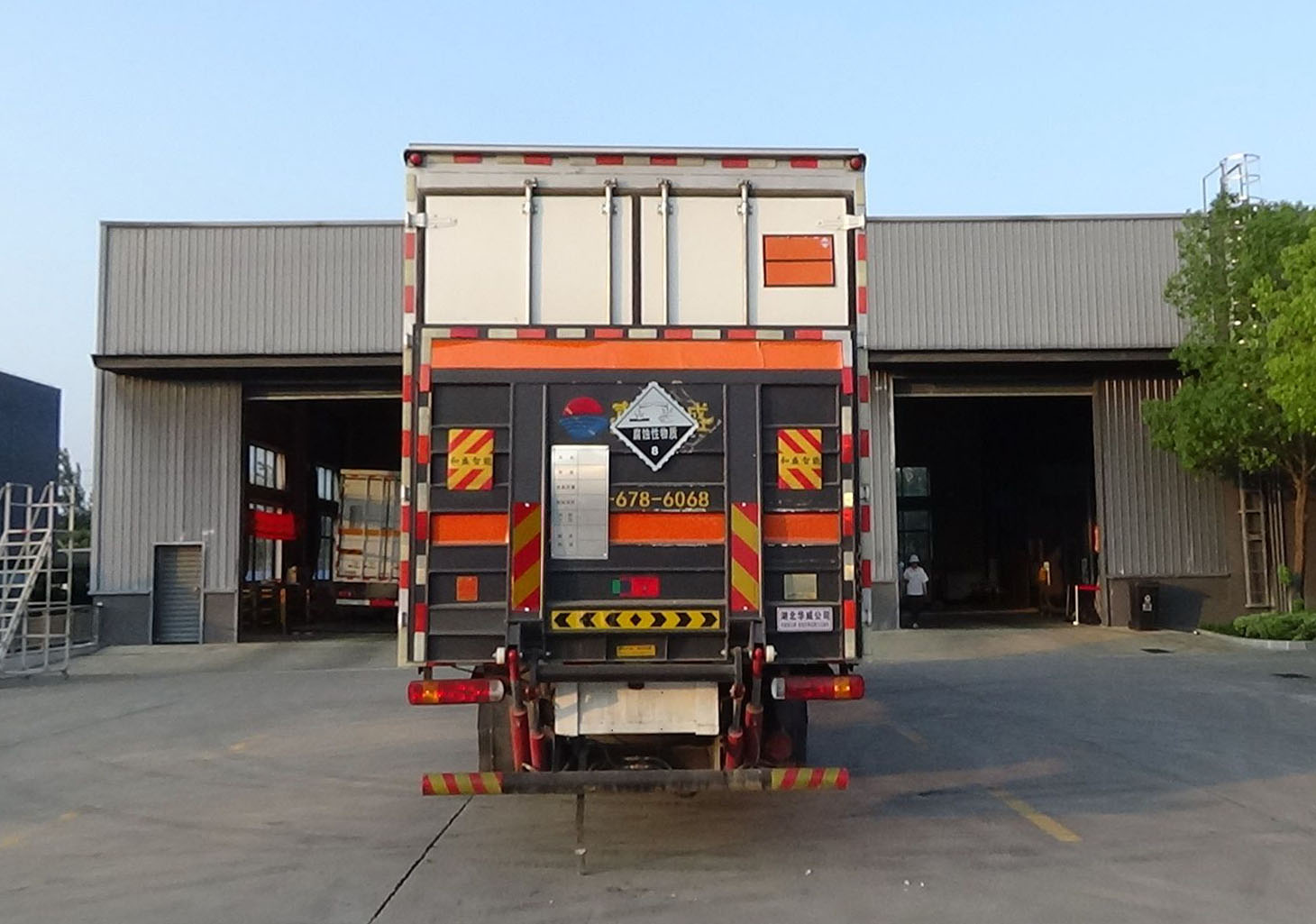 華威馳樂牌SGZ5180XFWZZ6C5腐蝕性物品廂式運輸車公告圖片