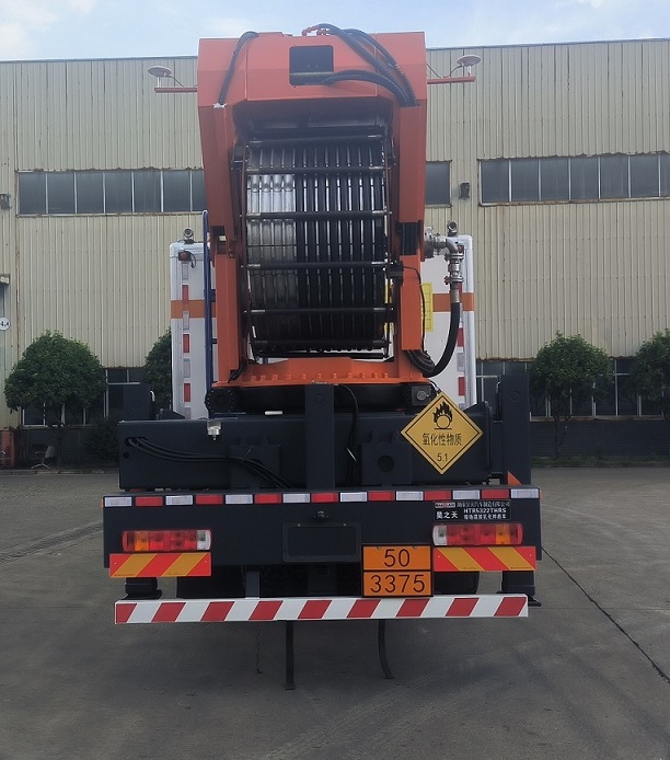 現(xiàn)場混裝乳化炸藥車圖片