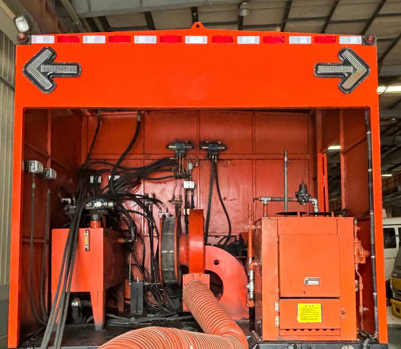 瀝青路面熱再生修補(bǔ)車圖片