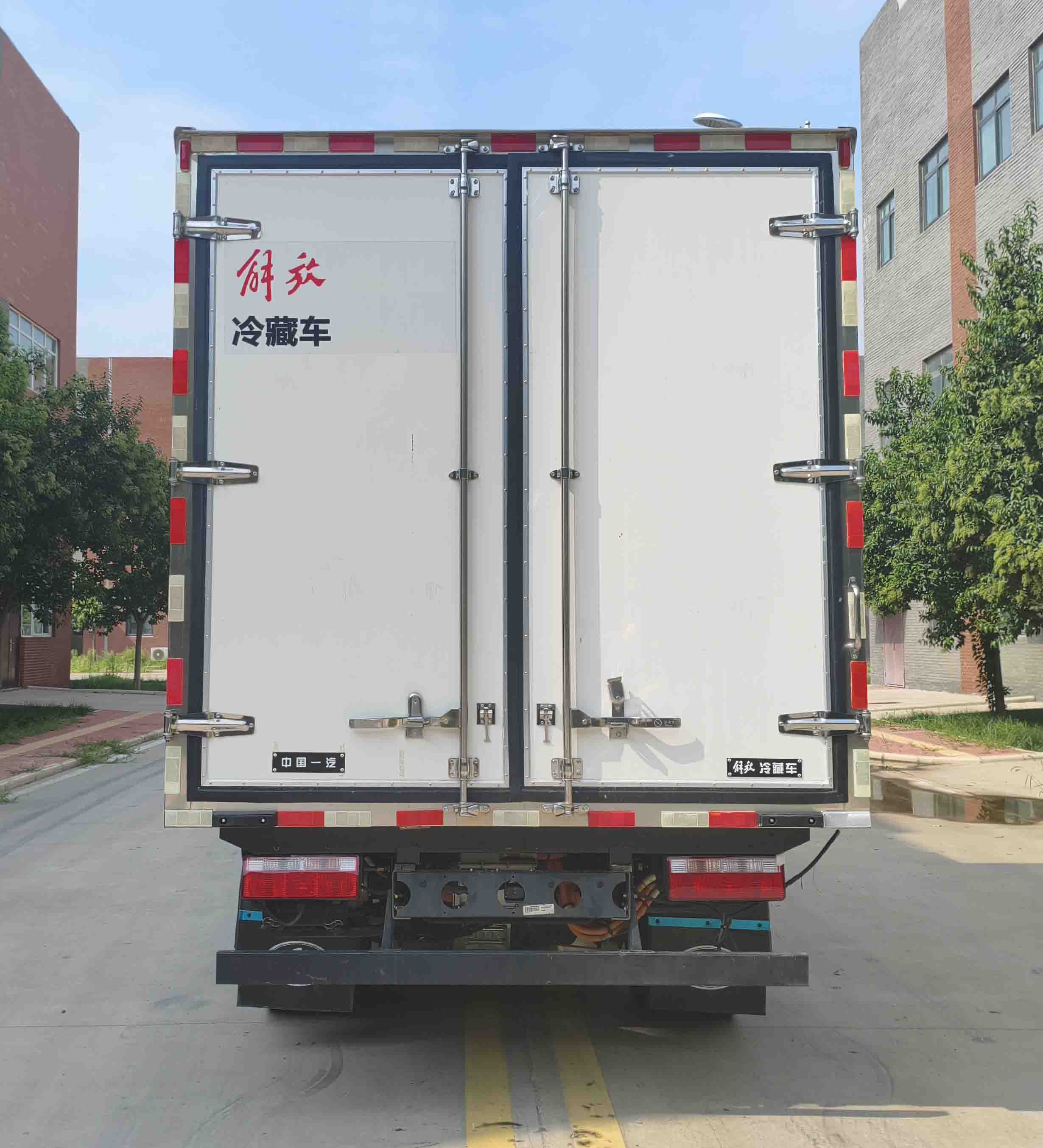 解放牌CA5040XLCP40L2SHEVA84插電式增程混合動力冷藏車公告圖片