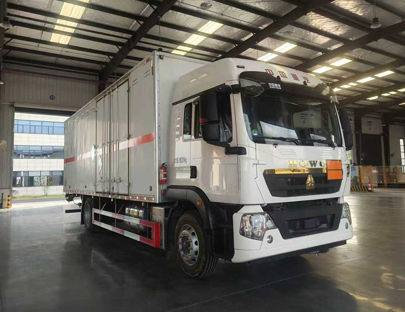 CL5181XZW6BXW型雜項危險物品廂式運輸車圖片