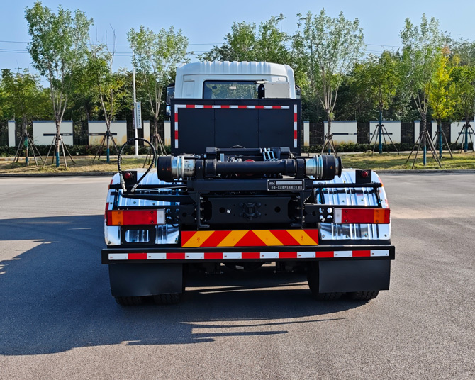 中植汽車牌CDL5320ZXXDFBEV純電動(dòng)車廂可卸式垃圾車公告圖片
