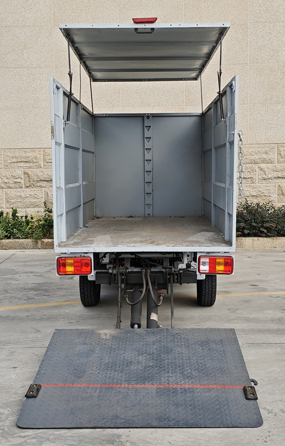 純電動(dòng)密閉式桶裝垃圾車(chē)圖片