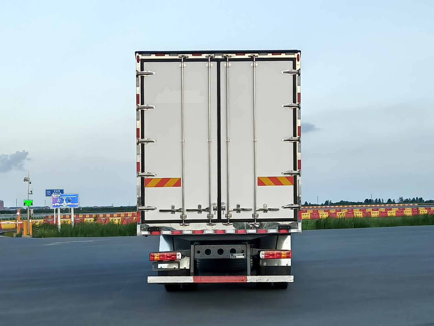 豪沃牌ZZ5187XLCN711GZ1BEV4E純電動冷藏車公告圖片