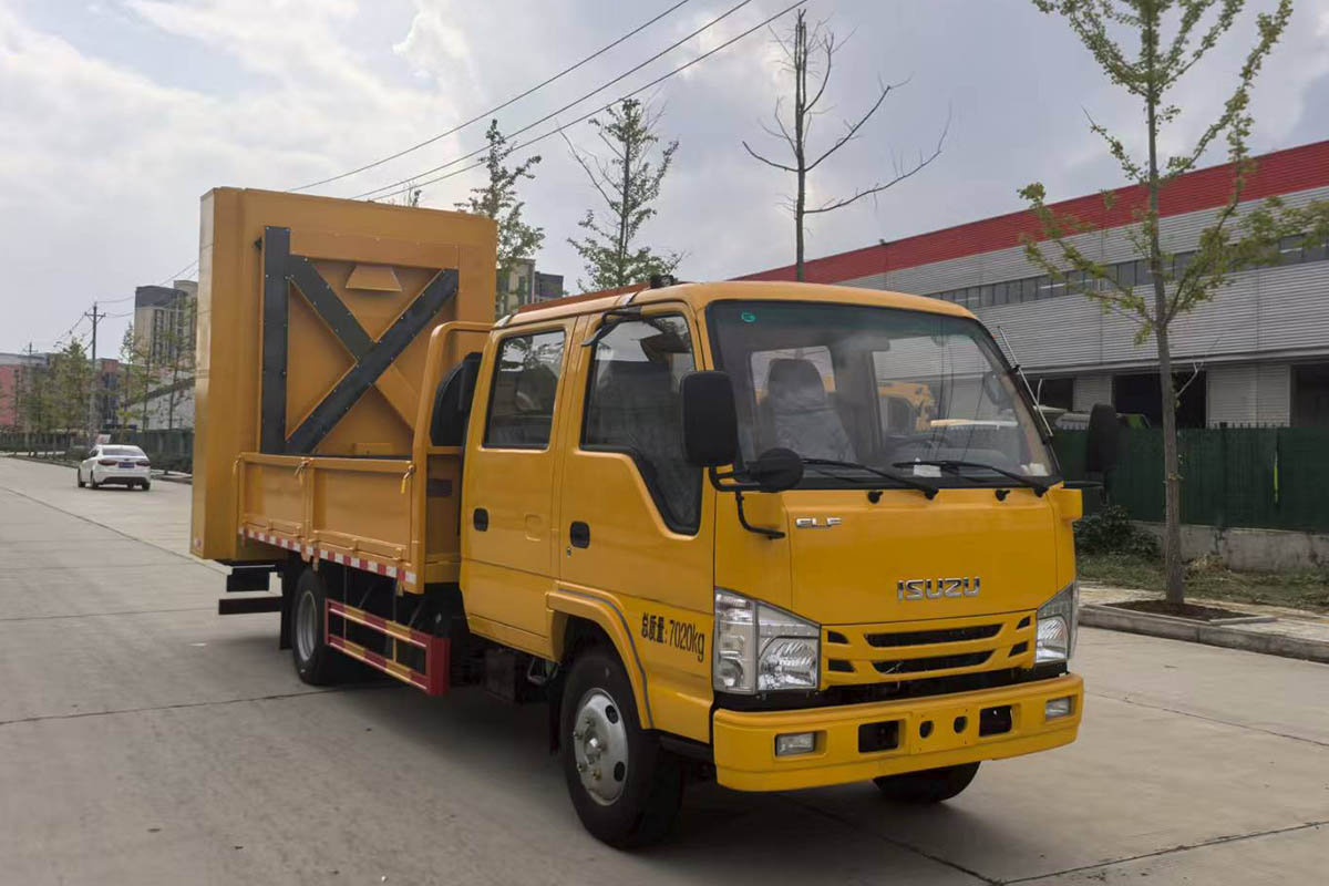 齊東方牌CLD5070TFZQL6防撞緩沖車