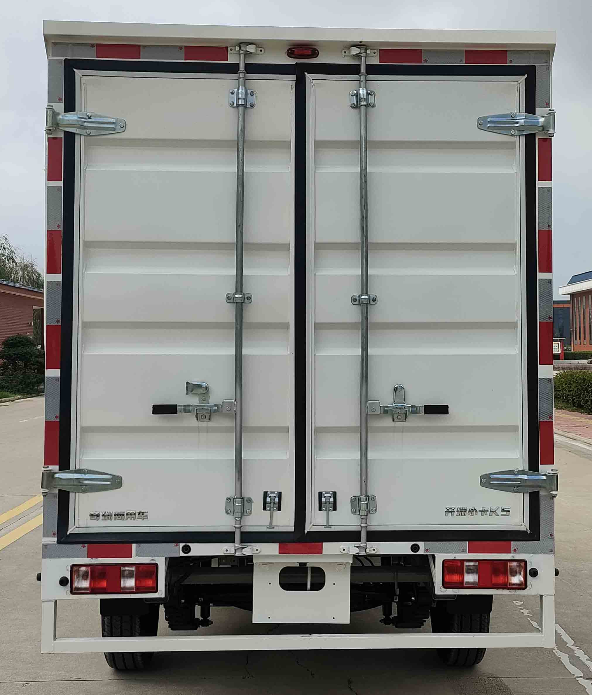 開(kāi)瑞牌SQR5035XXYBEVH72純電動(dòng)廂式貨車(chē)公告圖片