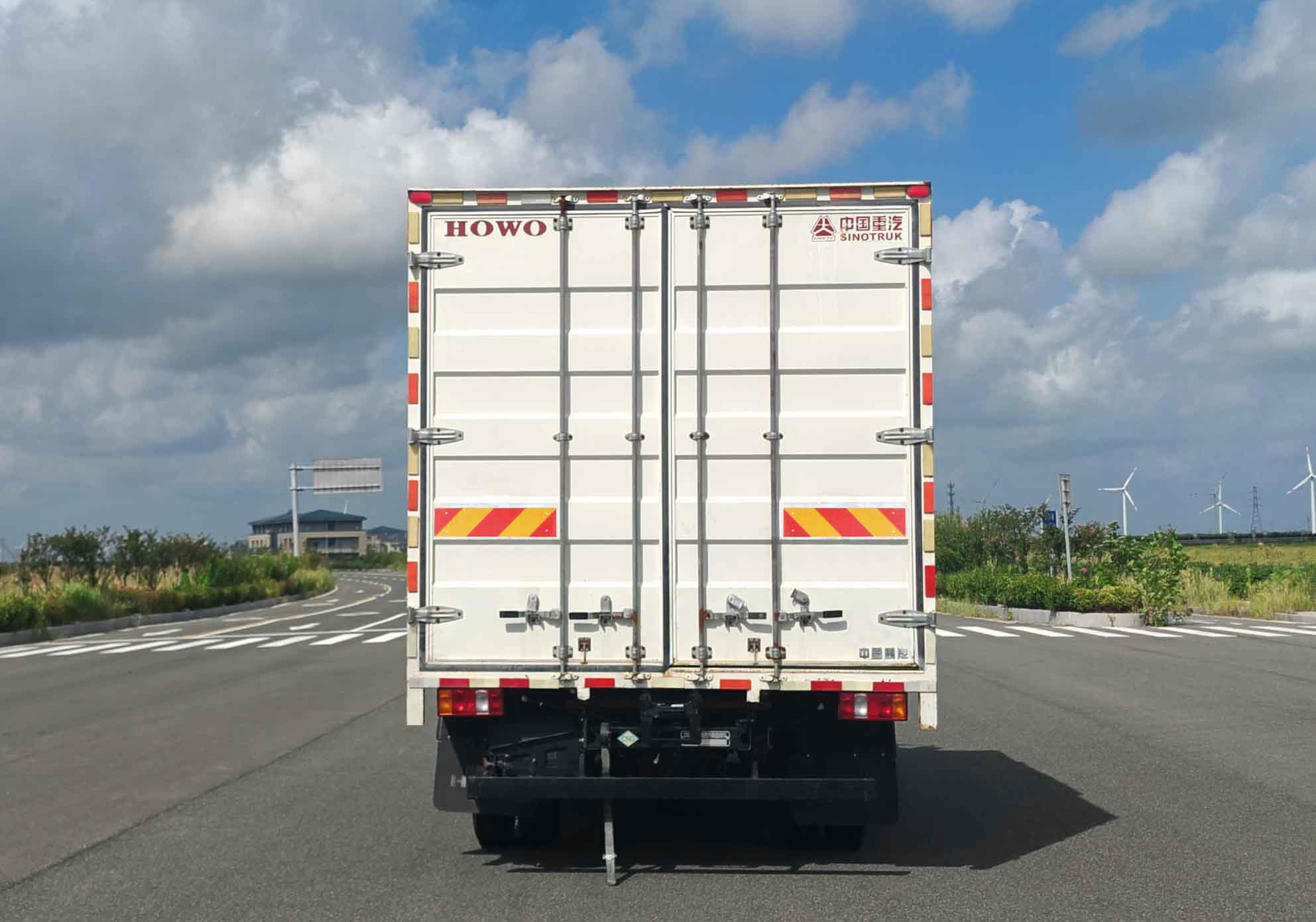 豪沃牌ZZ5127XXYF3515F1CL廂式貨車公告圖片