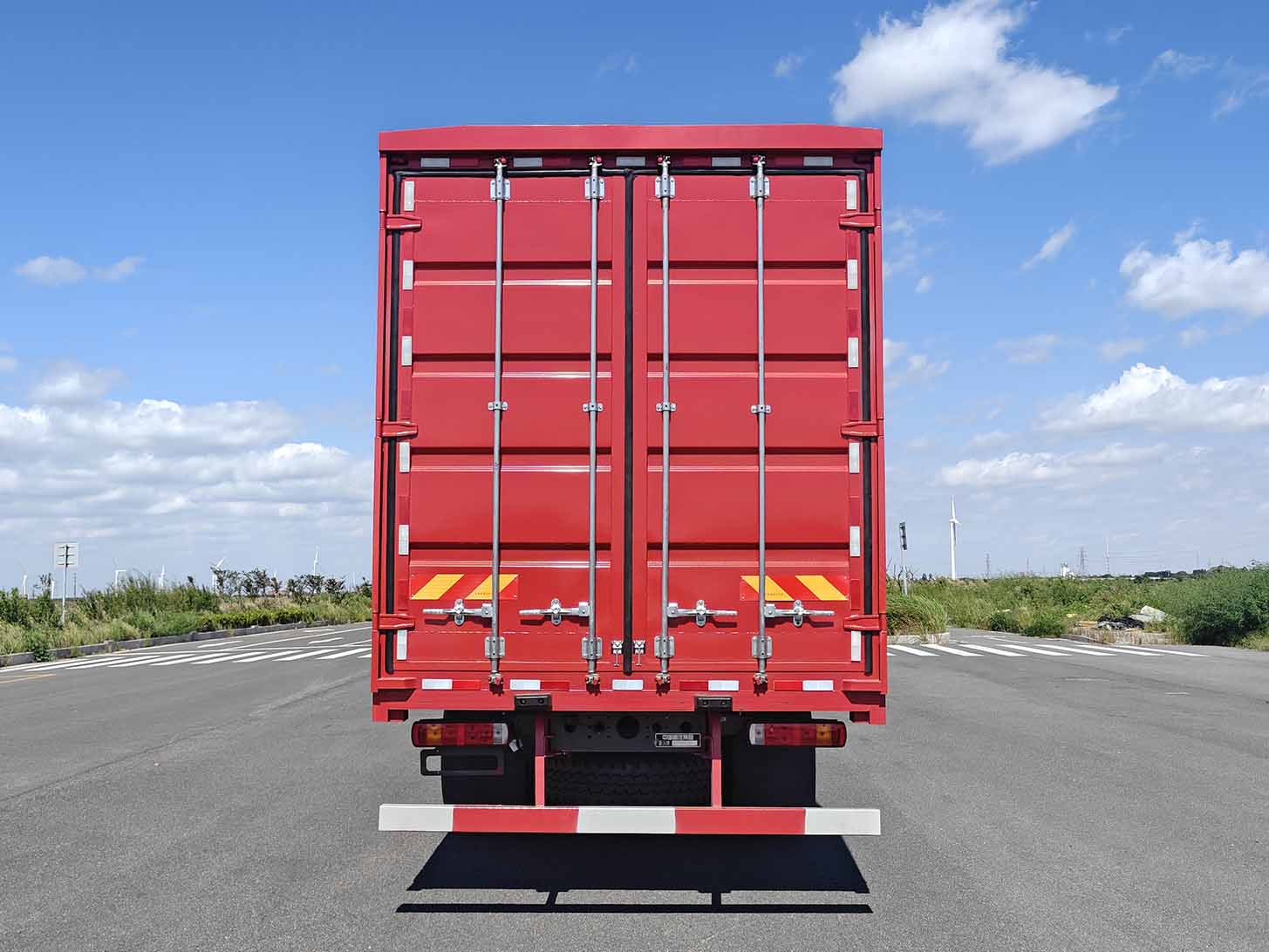 豪沃牌ZZ5317XYKY466GZ1BEV4A純電動(dòng)翼開啟廂式貨車公告圖片