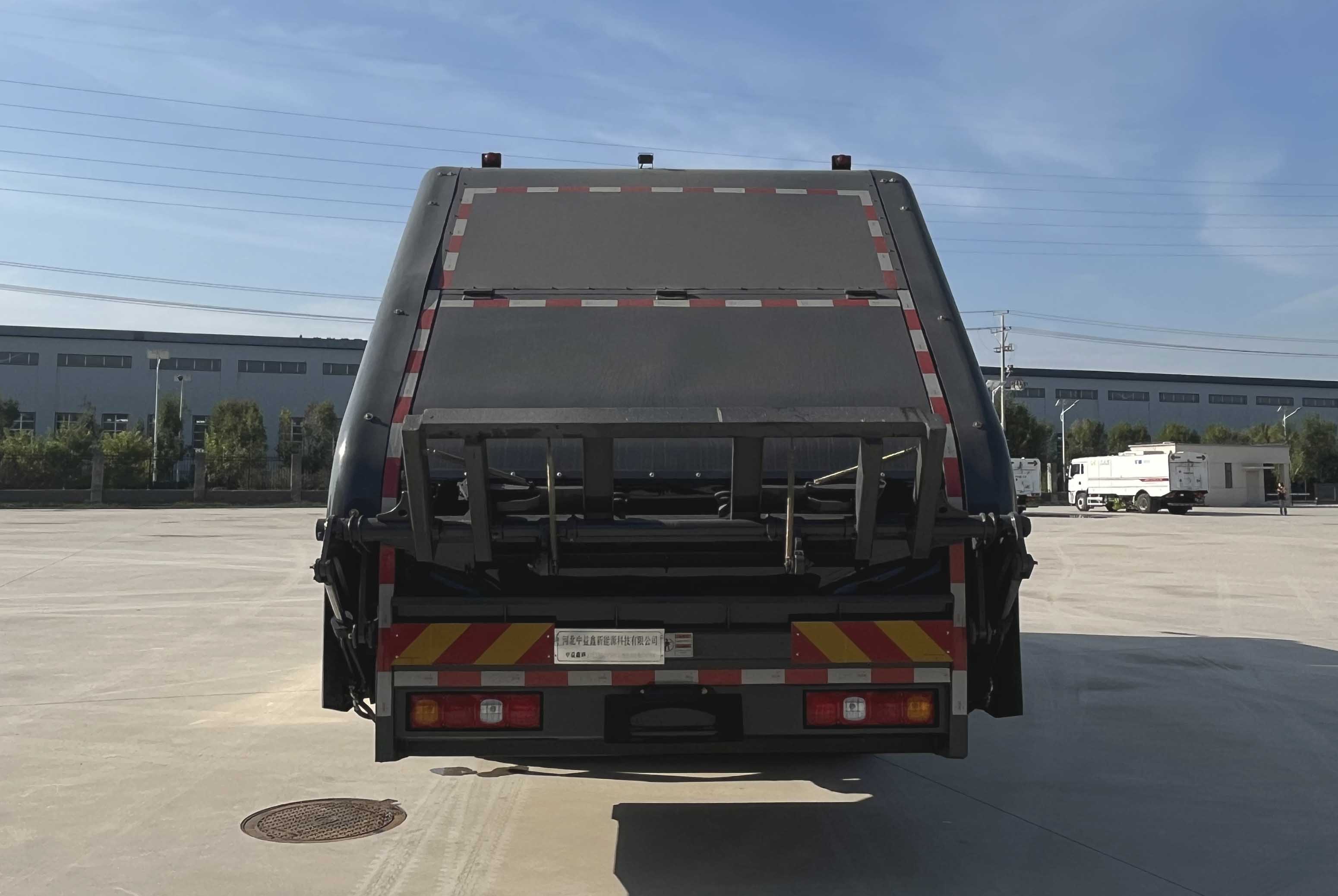 中益鑫牌ZYE5180ZYSBEV純電動(dòng)壓縮式垃圾車公告圖片