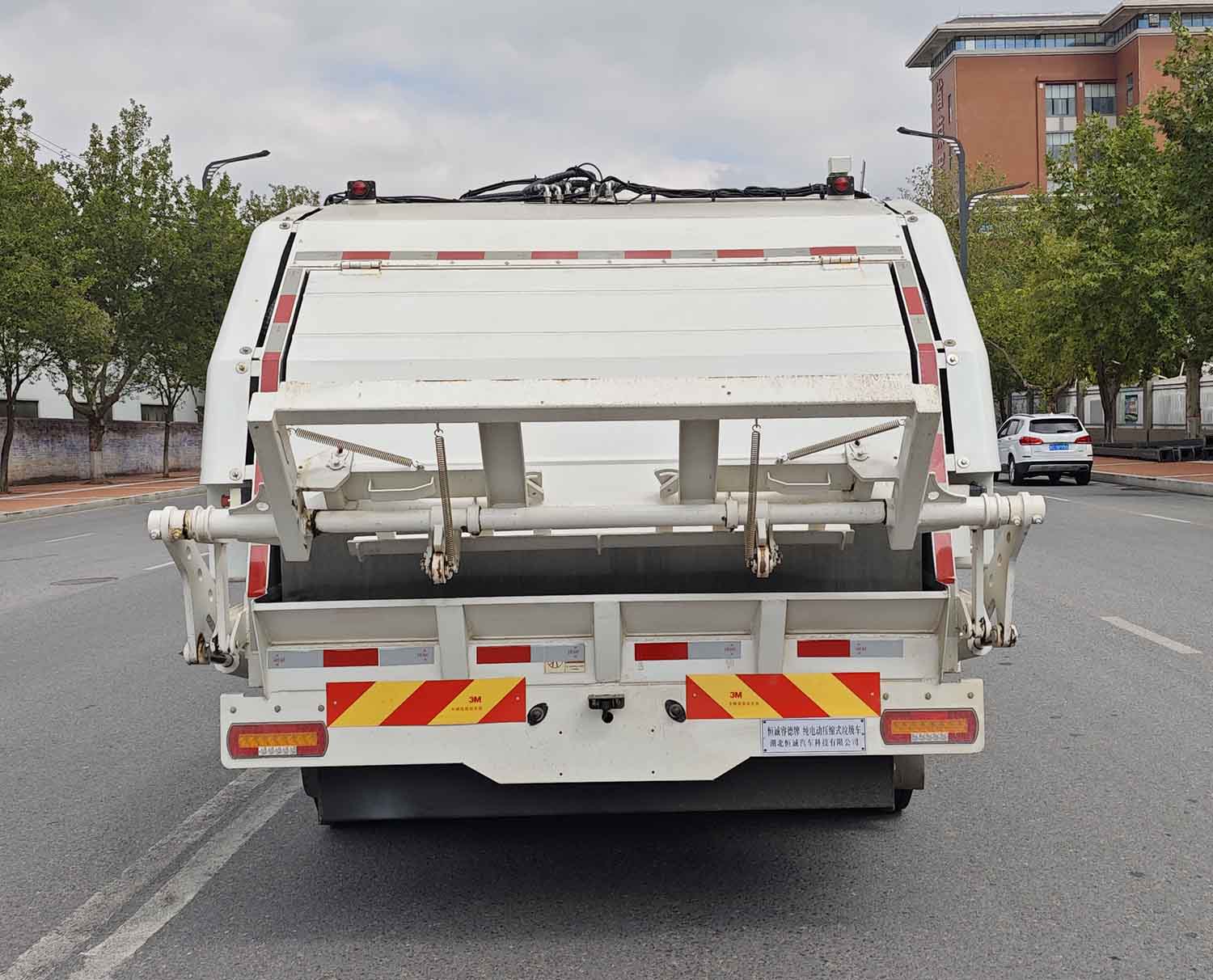 恒誠(chéng)睿德牌HRD5120ZYSBEVS純電動(dòng)壓縮式垃圾車公告圖片