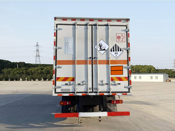 楚勝牌CSC5181XZWD6雜項(xiàng)危險(xiǎn)物品廂式運(yùn)輸車公告圖片