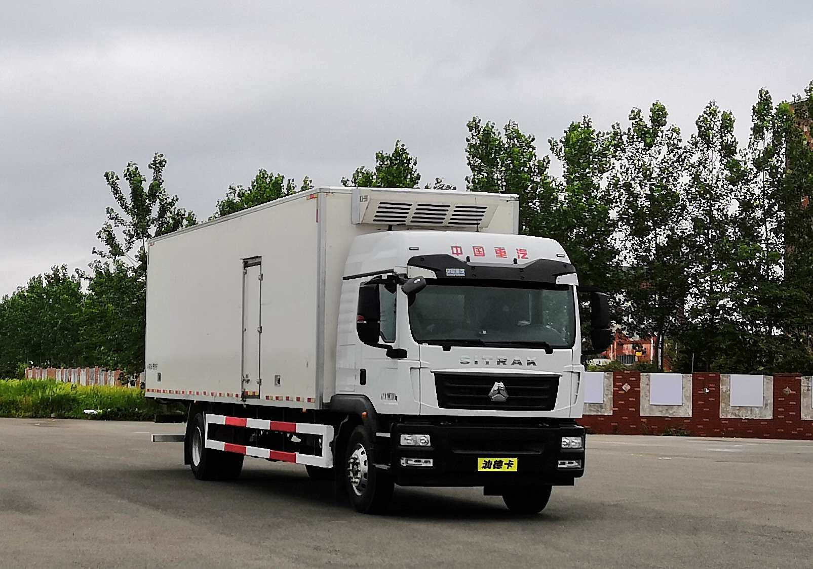 汕德卡牌ZZ5186XLCN711GF1冷藏車