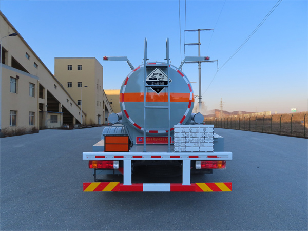 陸平機(jī)器牌LPC5180GFWC6腐蝕性物品罐式運(yùn)輸車公告圖片