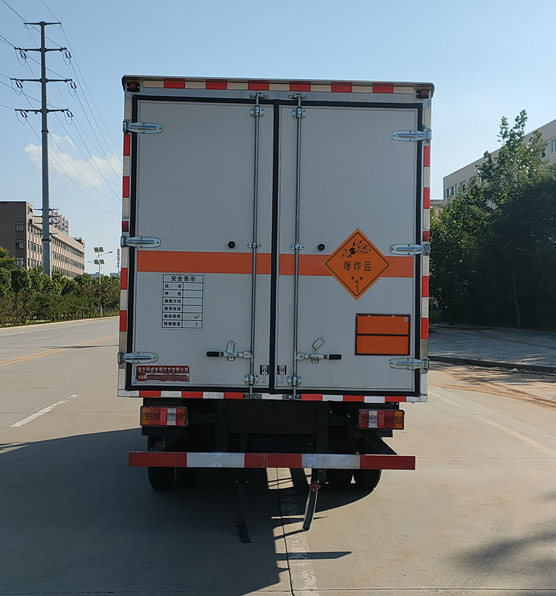 專威牌HTW5043XQYZZ6爆破器材運(yùn)輸車公告圖片