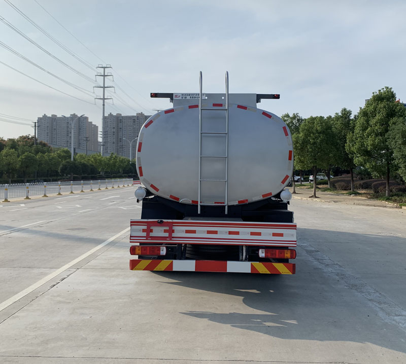 普通液體運(yùn)輸車(chē)圖片