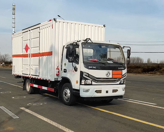 權(quán)駿牌JJJ5125XRY易燃液體廂式運(yùn)輸車