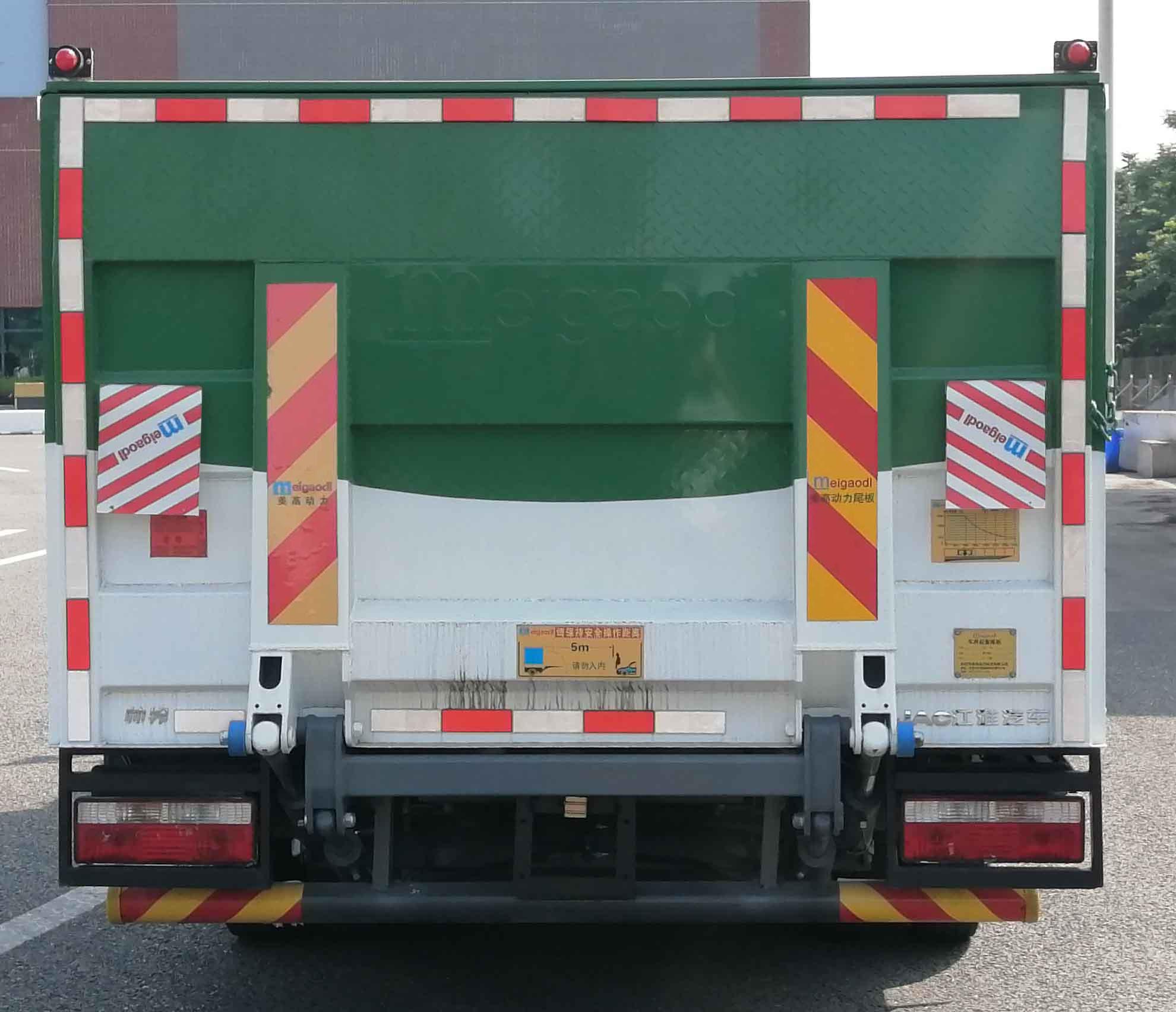 江淮牌HFC5043XTYEV1N純電動密閉式桶裝垃圾車公告圖片