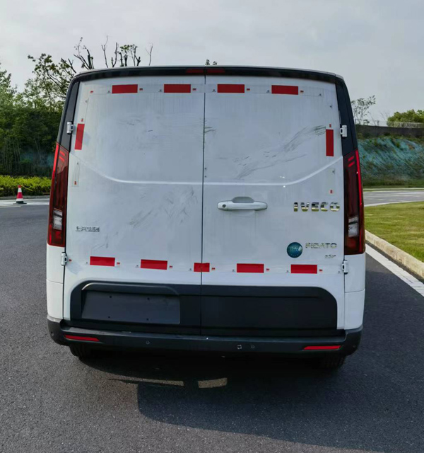 依維柯牌NJ5046XXYFDDC5Z廂式運(yùn)輸車公告圖片