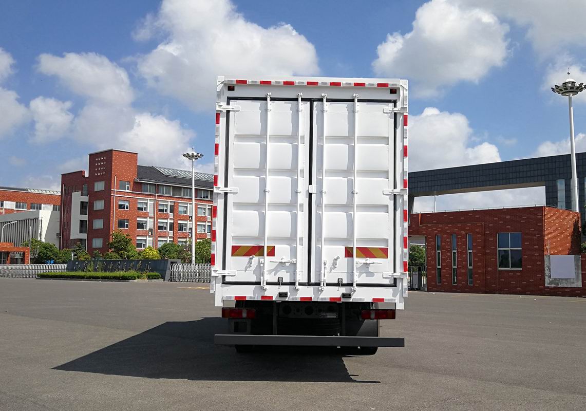汕德卡牌ZZ5186XYKN501GF1翼開(kāi)啟廂式車(chē)公告圖片