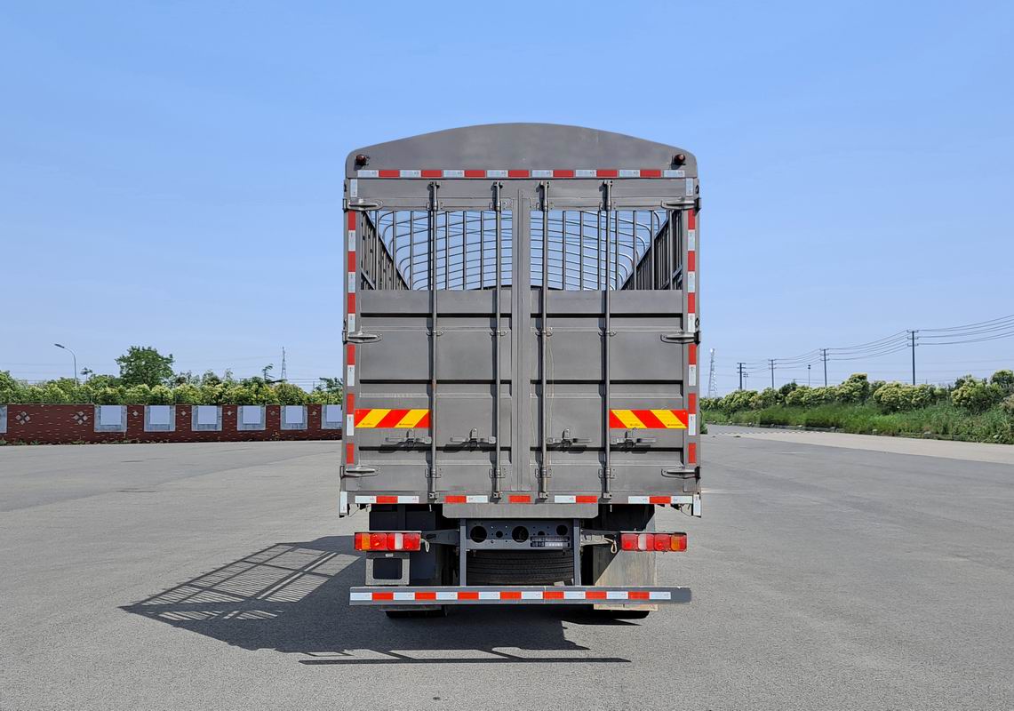 汕德卡牌ZZ5186CCQN501GF1畜禽運輸車公告圖片