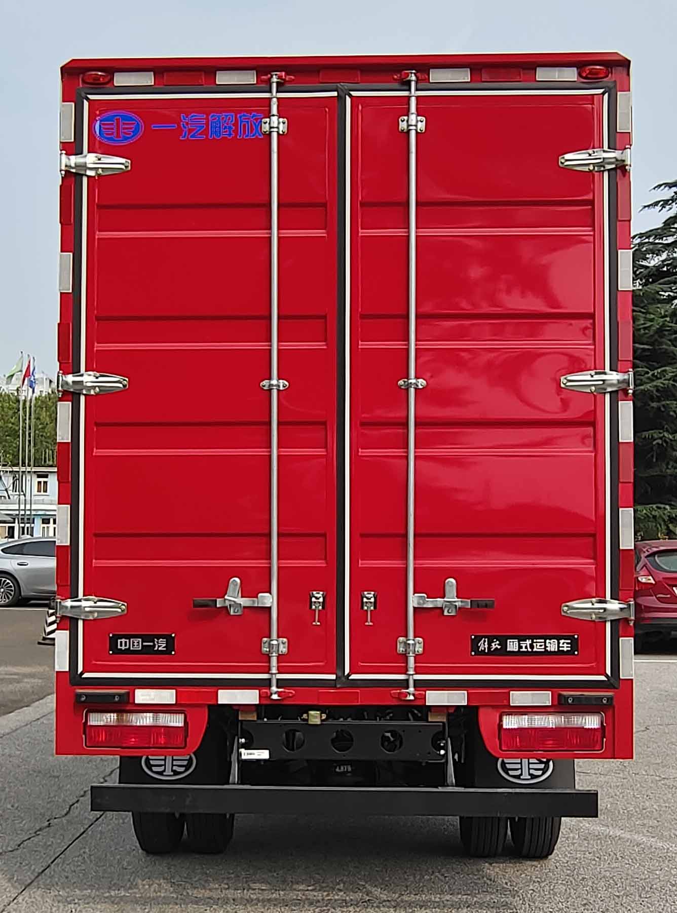 解放牌CA5047XXYP40K42L2E6A85廂式運(yùn)輸車公告圖片