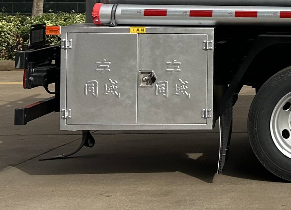 专威牌HTW5128GJYE6Q加油车公告图片