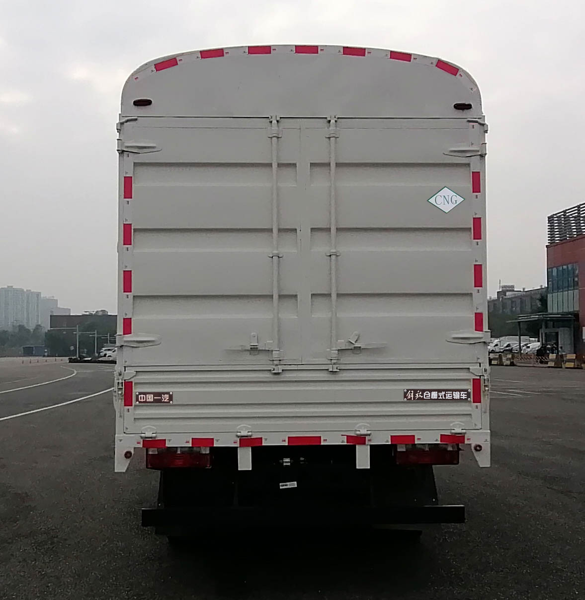 解放牌CA5040CCYP40M02L1NE6A84倉(cāng)柵式運(yùn)輸車(chē)公告圖片