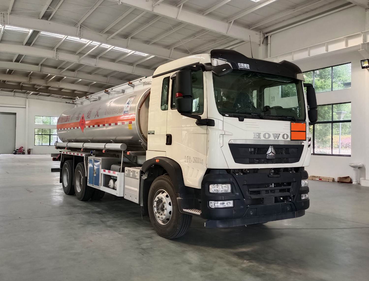 齐星牌QXC5267GRYZ6A易燃液体罐式运输车