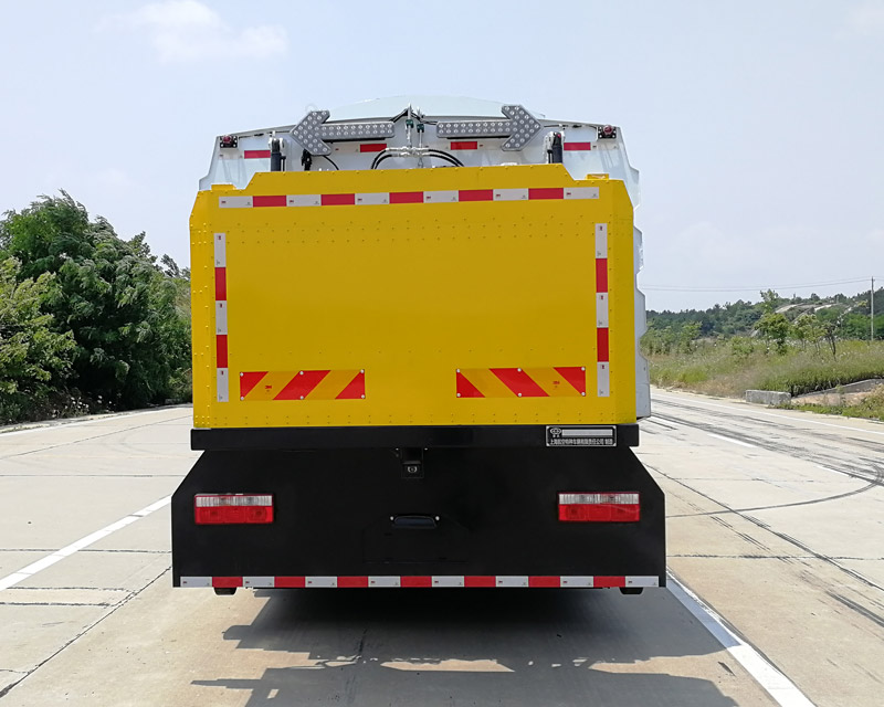 赛沃牌SAV5181TSLDFBEV纯电动扫路车公告图片
