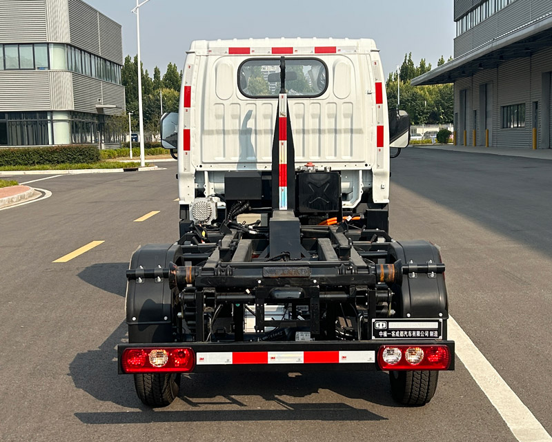 中植汽车牌CDL5030ZXXDTBEV纯电动车厢可卸式垃圾车公告图片