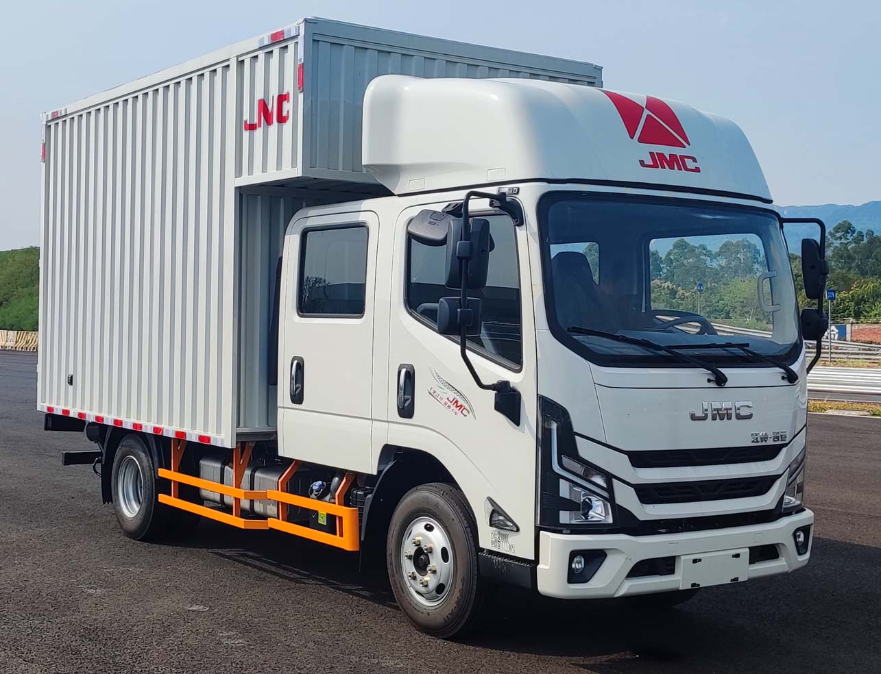 江鈴牌JX5040XXYTSGC26廂式運(yùn)輸車公告圖片