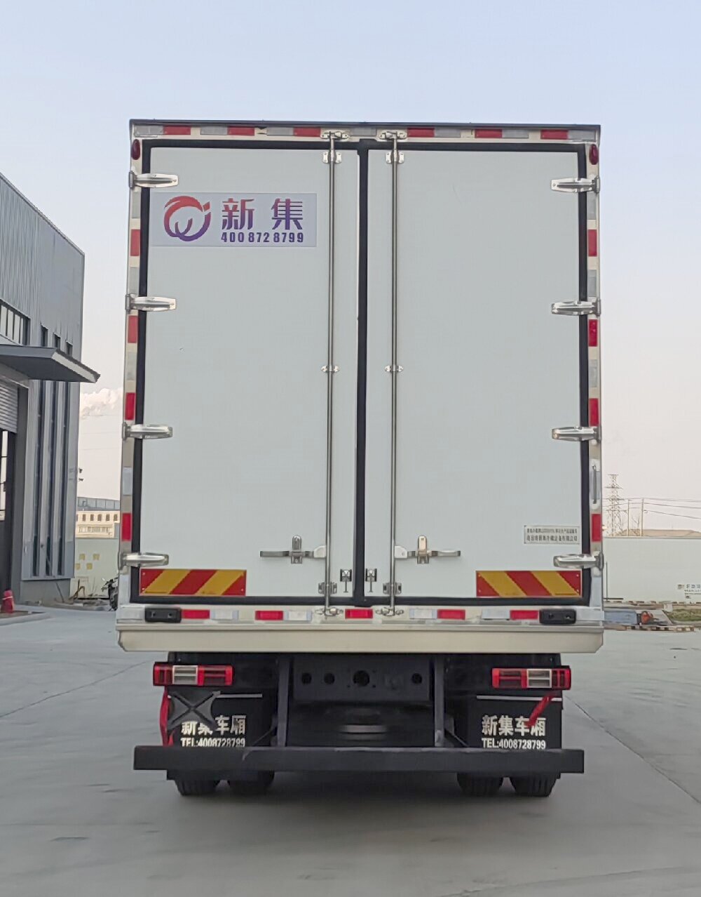 新集冷藏牌LXJ5260TSC鮮活水產(chǎn)品運(yùn)輸車公告圖片