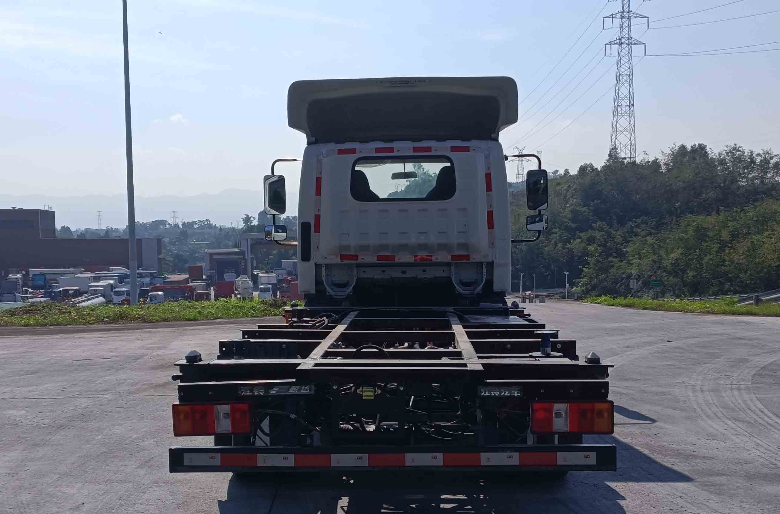 江鈴牌JX5040ZKXTEA26BEV純電動(dòng)車(chē)廂可卸式汽車(chē)公告圖片