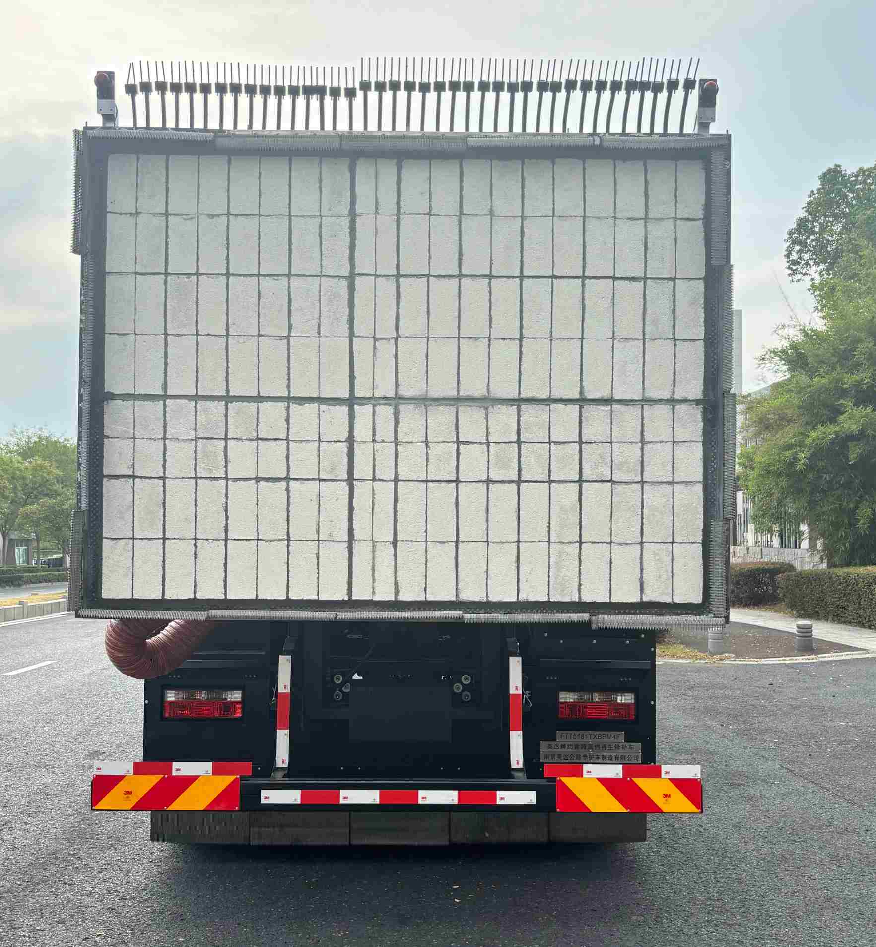 英达牌FTT5181TXBPM4F沥青路面热再生修补车公告图片