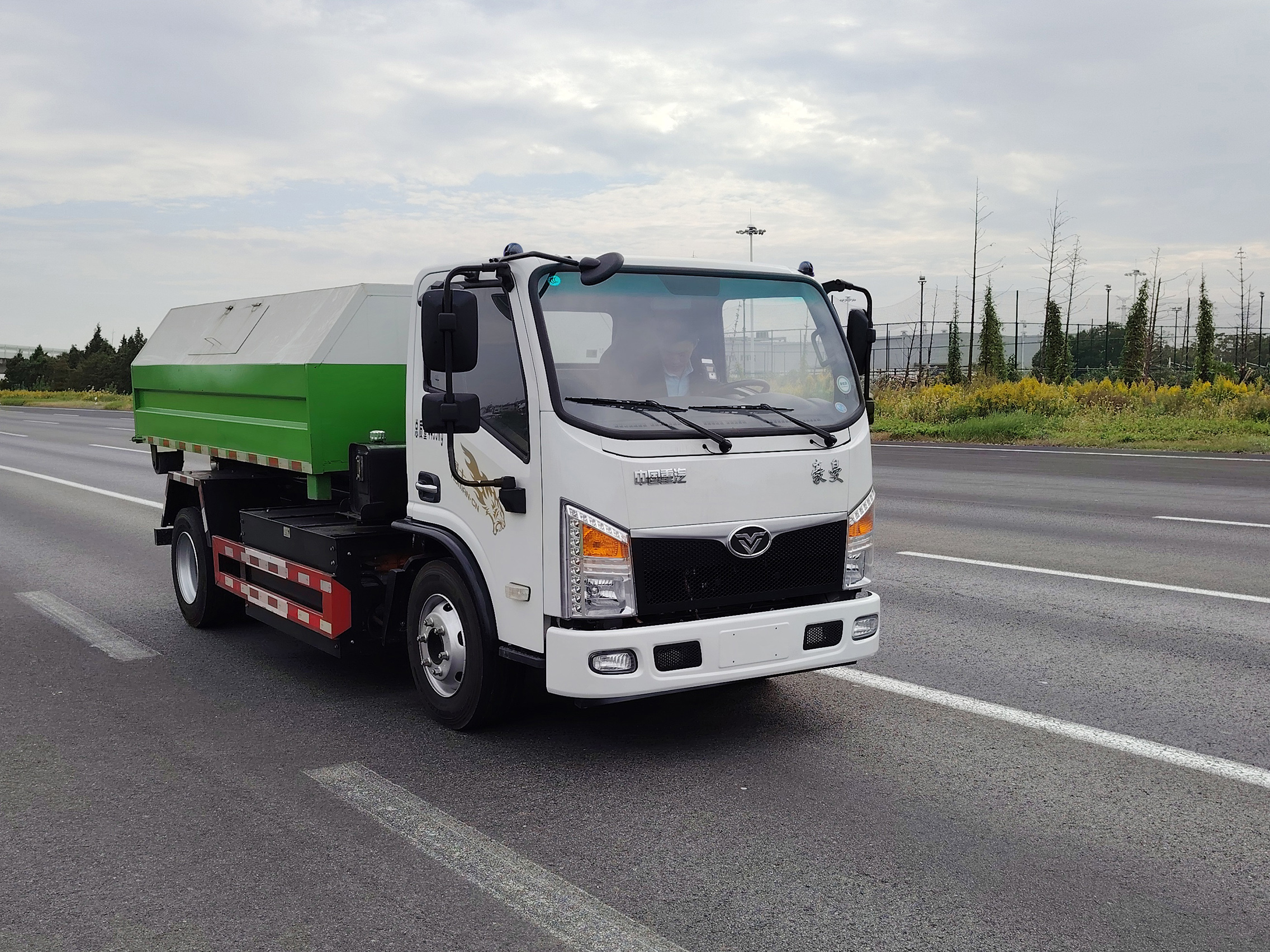豪曼牌ZZ5048ZXXK17ZBSEV1换电式纯电动车厢可卸式垃圾车公告图片