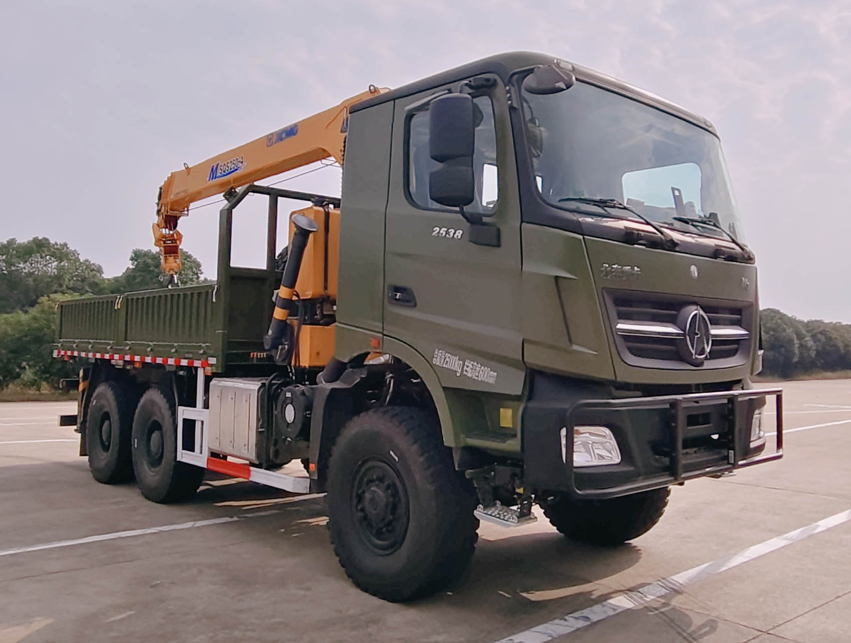 ND5250TSMZ05型起重运输沙漠车图片