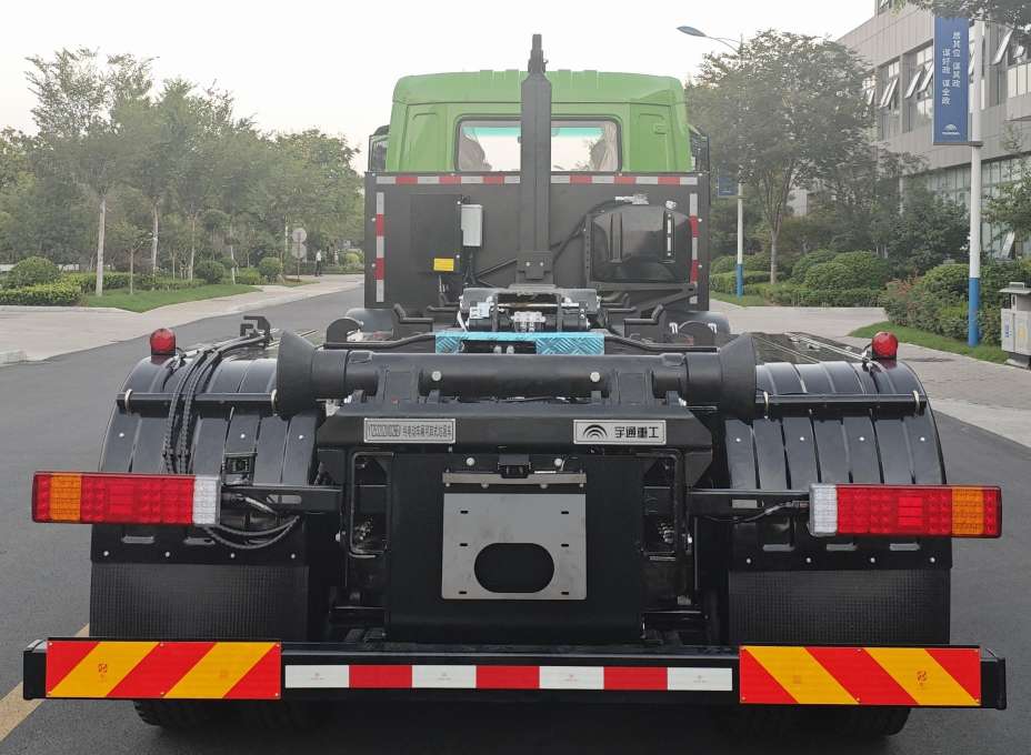 宇通牌YTZ5320ZXXD2BEV純電動車廂可卸式垃圾車公告圖片