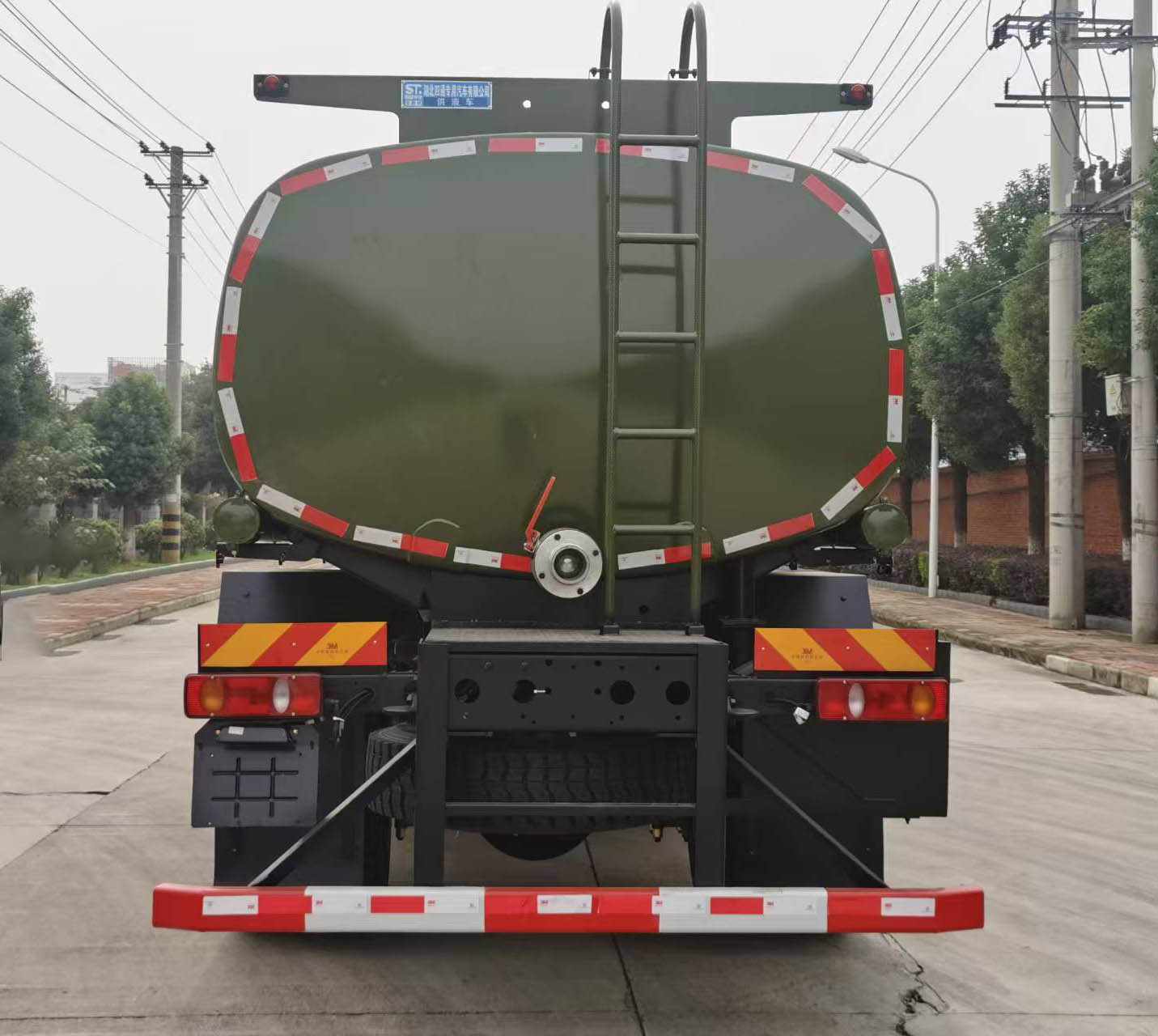 丰霸牌STD5180TGY6LK供液车公告图片