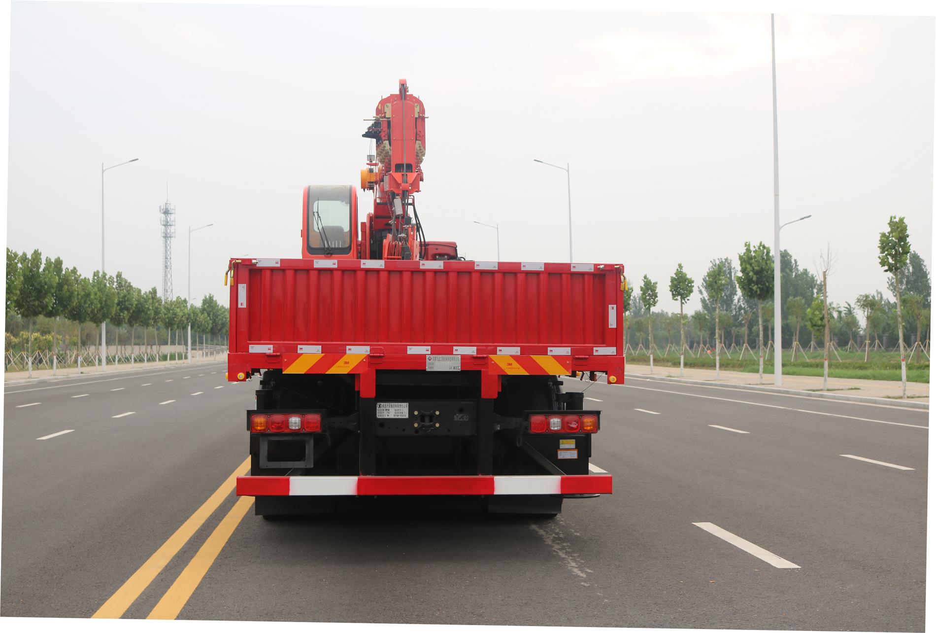 新飛工牌HFL5313JSQ隨車起重運(yùn)輸車公告圖片