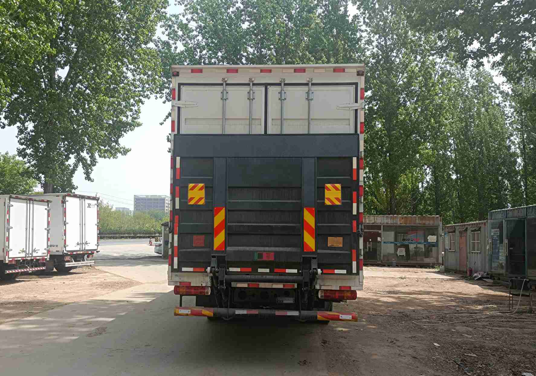 豪沃牌ZZ5187XXYK711GF1H廂式運(yùn)輸車公告圖片