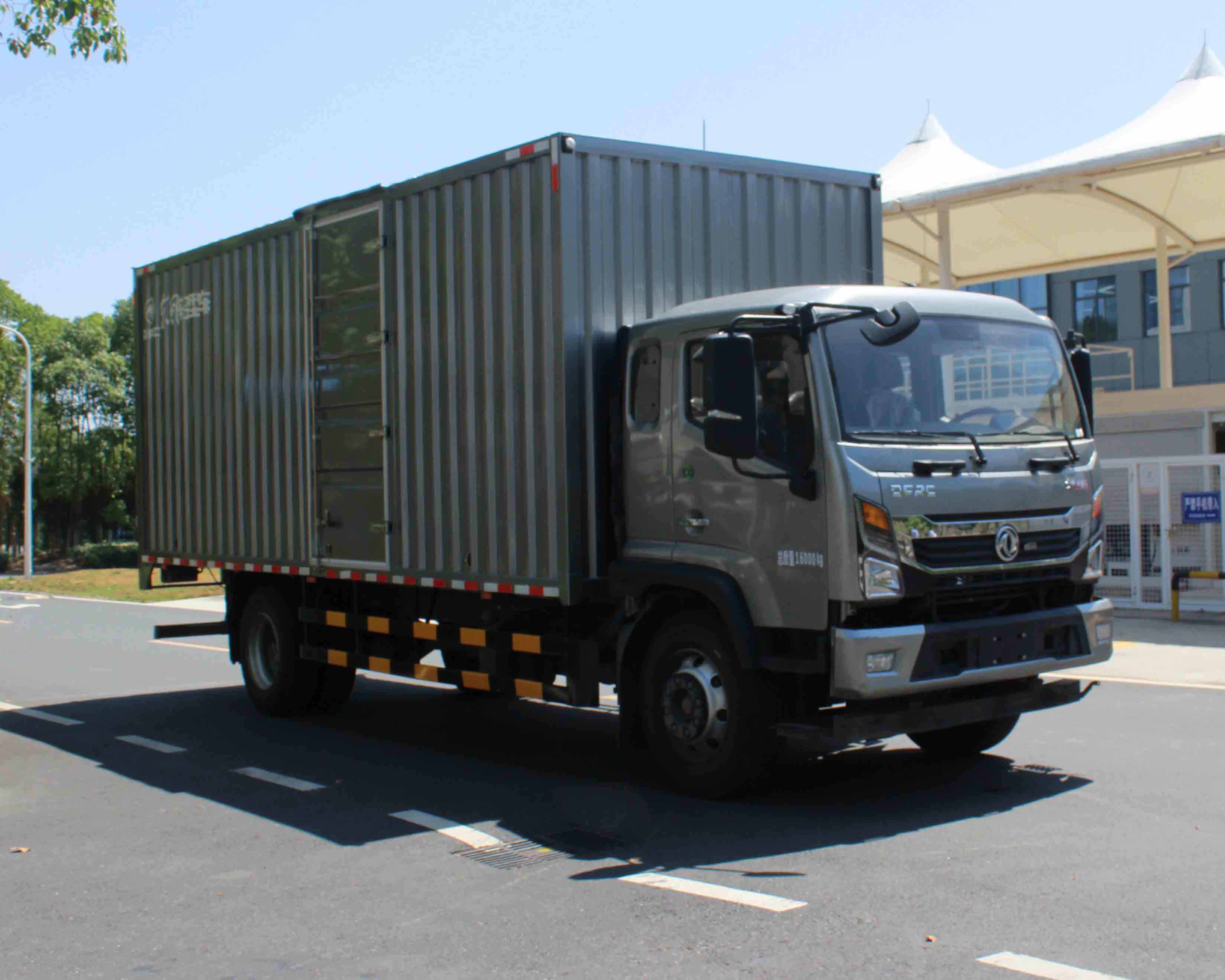 东风牌EQ5161XXYL8TDDAC厢式运输车