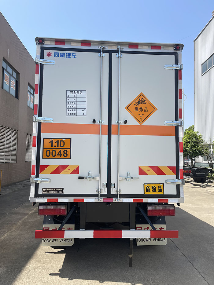专威牌HTW5091XQYCA6爆破器材运输车公告图片