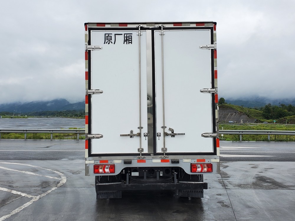 陜汽牌SX5080XXYNP6331廂式運(yùn)輸車(chē)公告圖片