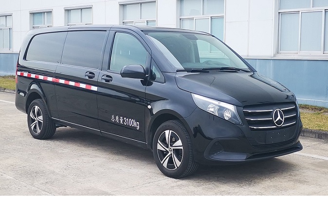 梅赛德斯-奔驰牌FA5032XXYA厢式运输车