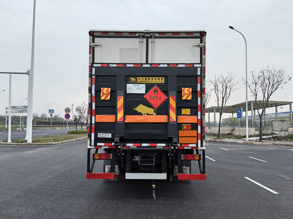楚勝牌CSC5189XRQS6易燃?xì)怏w廂式運輸車公告圖片