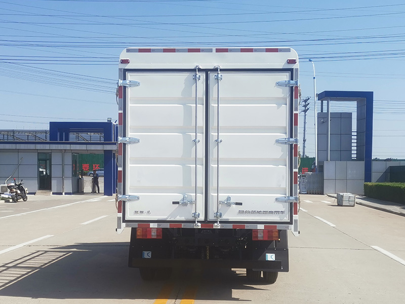 藍(lán)擎牌YTQ5042CCYJFEV341-LQ純電動(dòng)倉(cāng)柵式運(yùn)輸車公告圖片