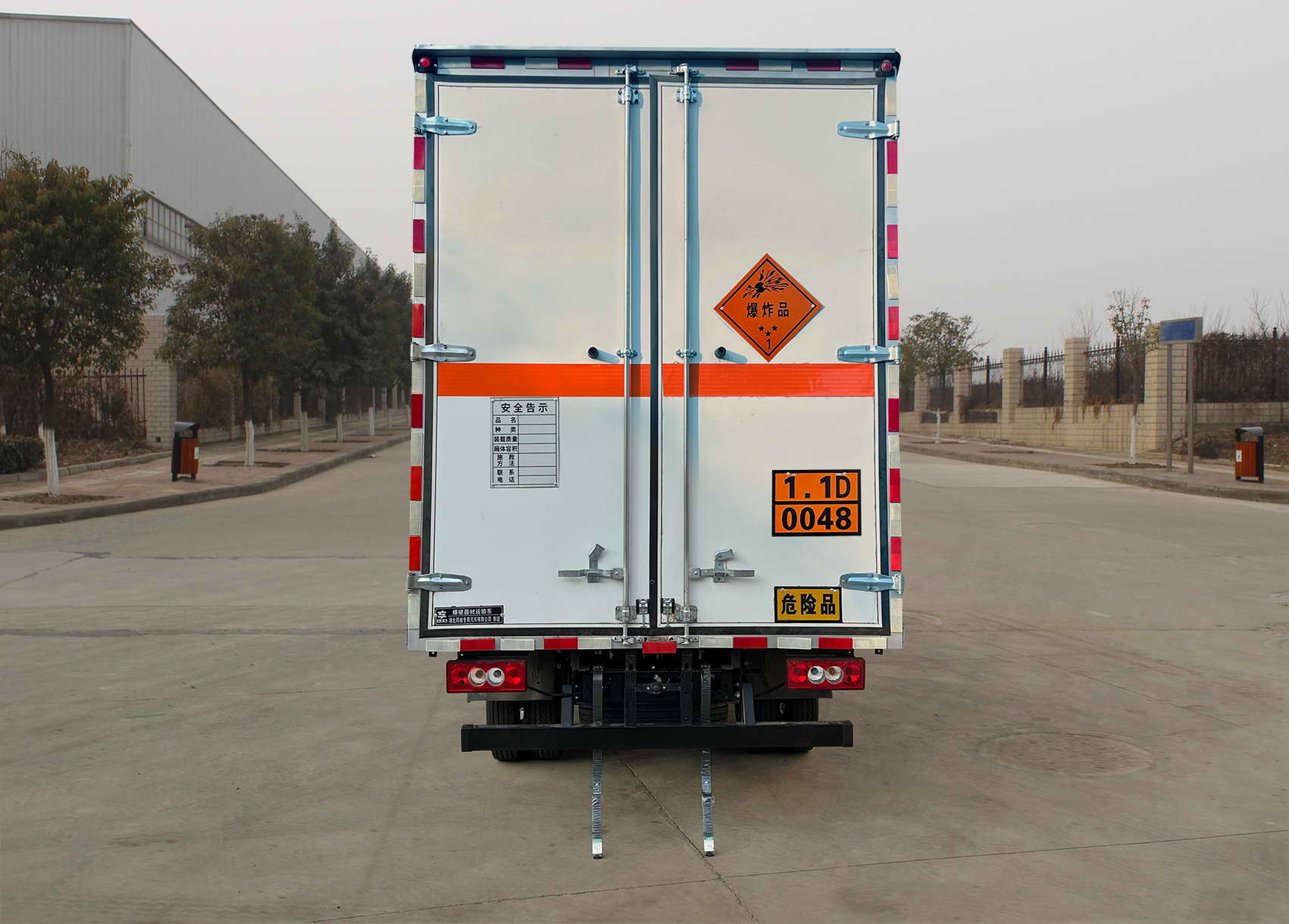 专威牌HTW5041XQYBJ6爆破器材运输车公告图片