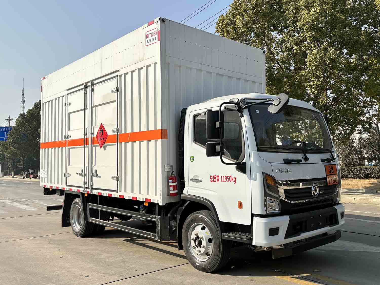 日途牌HTY5125XRYEQ6易燃液体厢式运输车