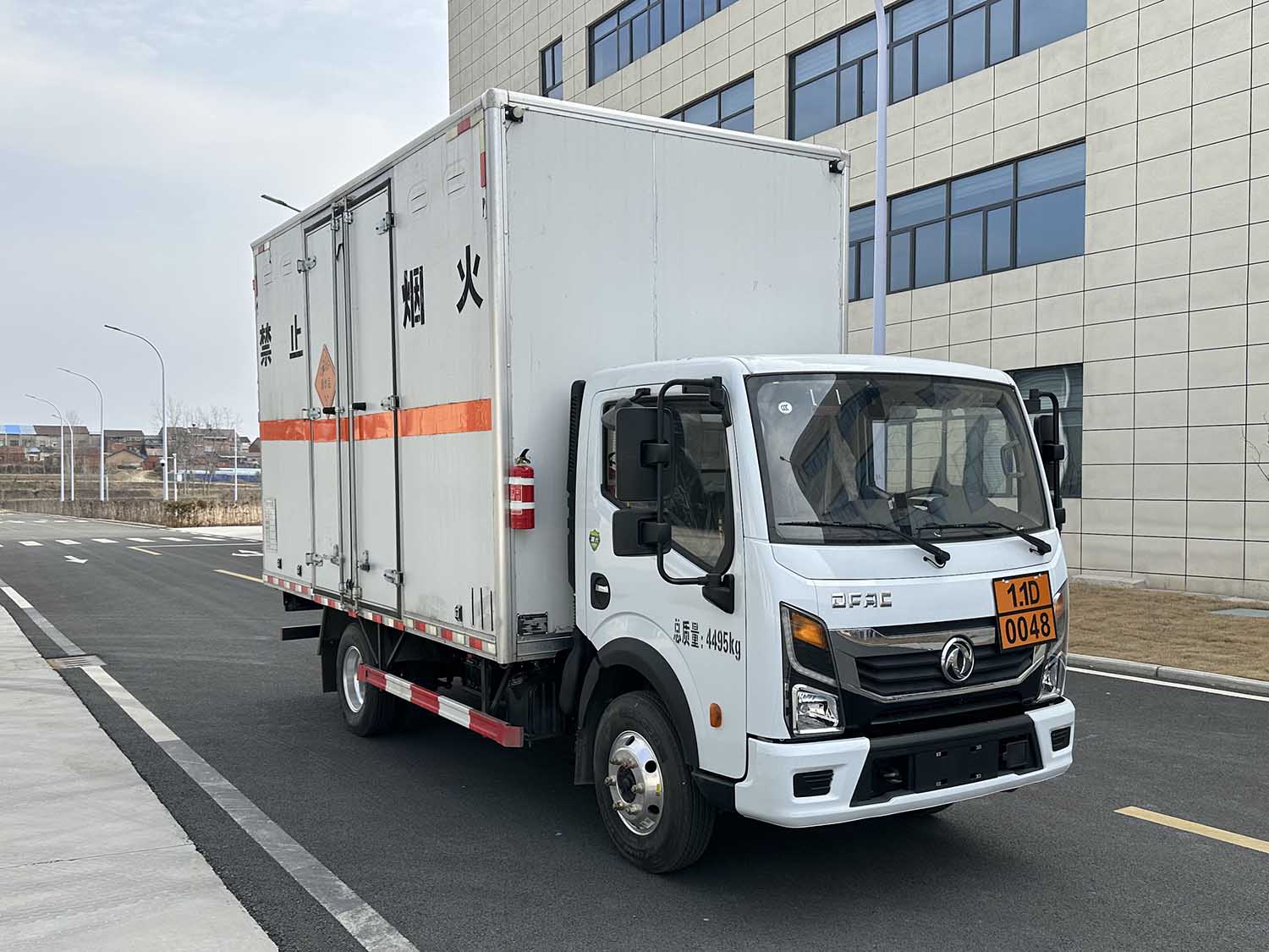專威牌HTW5045XQYEQ6爆破器材運(yùn)輸車公告圖片